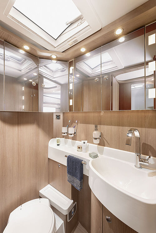 Komfort-Raumbad eines Malibu Wohnmobils mit Blick auf das Waschbecken und die Toilette