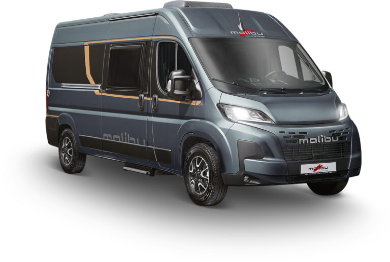 Malibu Campervan compact 600 LE in eisengrau aus frontal/seitlicher Sicht vor weißem Hintergrund.