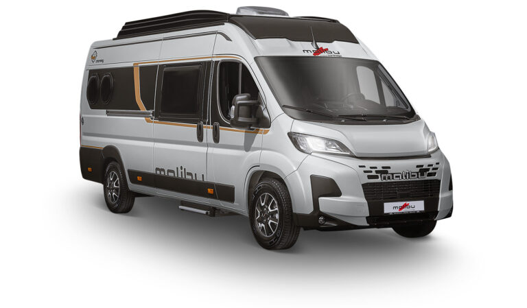 Malibu Campervan diversity aus frontal/seitlicher Sicht vor weißem Hintergrund.
