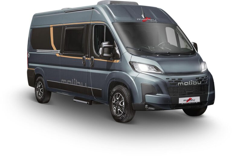 Malibu Campervan compact aus frontal/seitlicher Sicht vor weißem Hintergrund