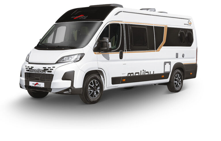 Malibu Campervan first class-two rooms aus frontal/seitlicher Sicht vor weißem Hintergrund.