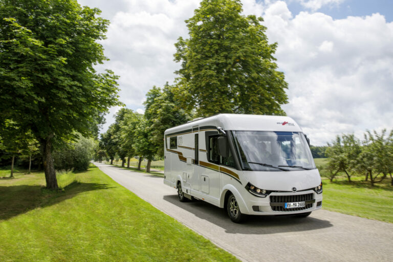 Malibu Reisemobil I 500 QB Integriert fährt auf einer Landstraße.
