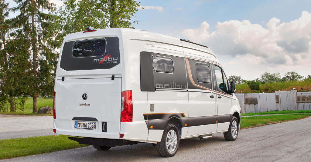 Nahaufnahme der Heckverlängerung des 2025 Malibu Genius 641 Le Reisemobils in Camper-Weiß, die die hochwertige Verarbeitung und das funktionale Design des Fahrzeugs zeigt