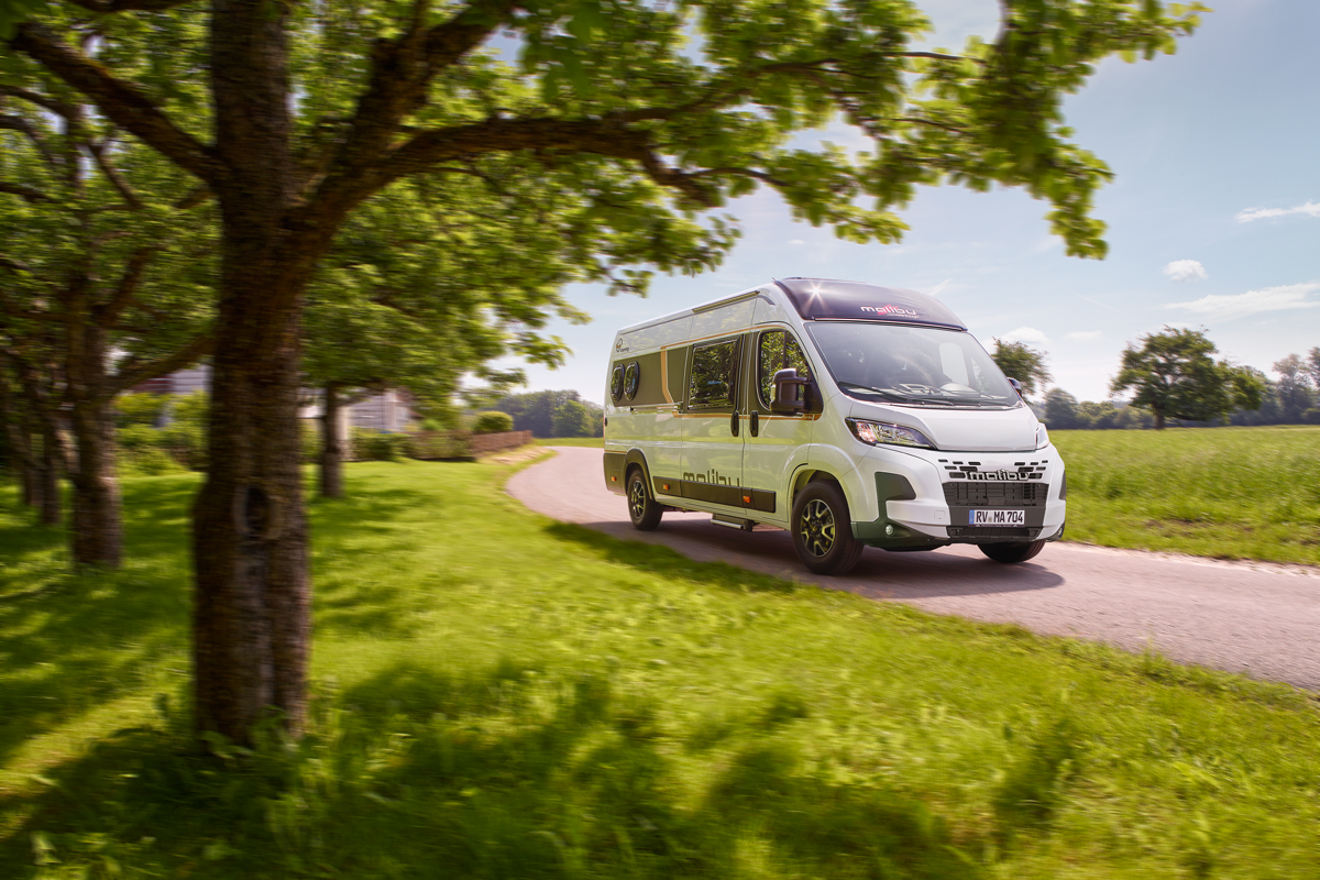 Malibu Van compact 600 LE in der Farbe Weiß unterwegs auf einer Landstraße