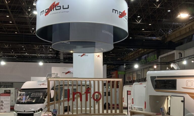 Ansicht des Messestandes Malibu vom Caravan Salon 2023 in Düsseldorf