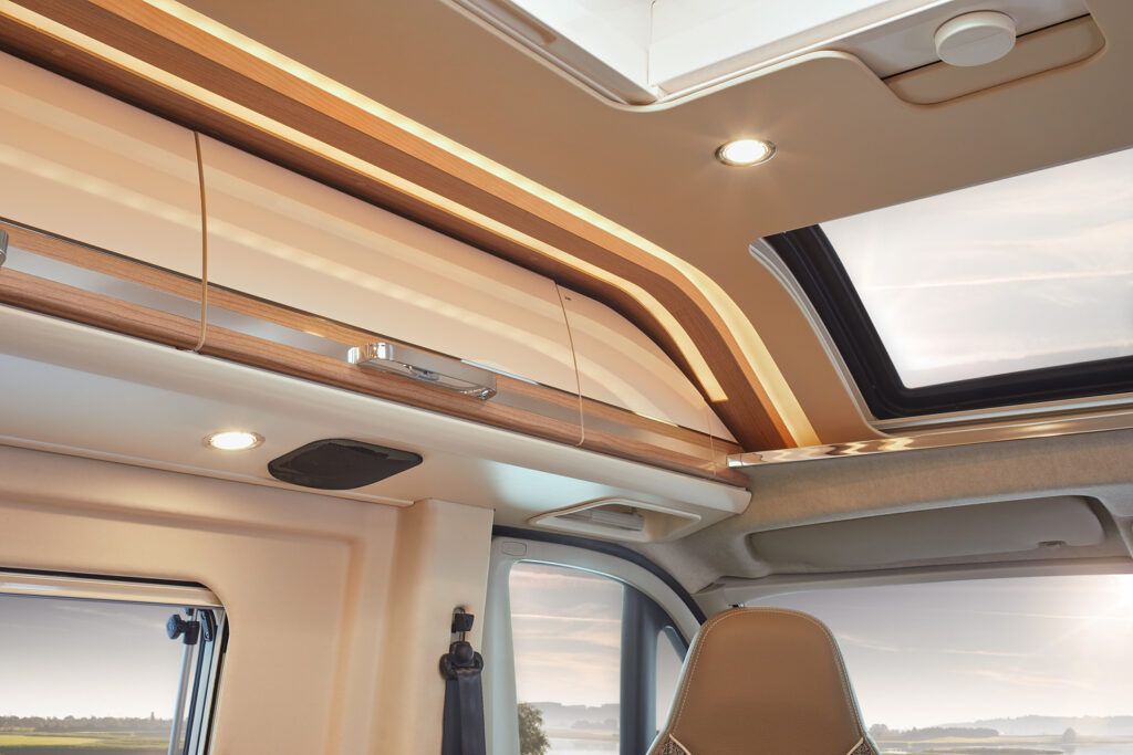 Detailansicht des neu gestalteten Dachschrankes der Modelle Exclusivline charming GT skyview und coupé.