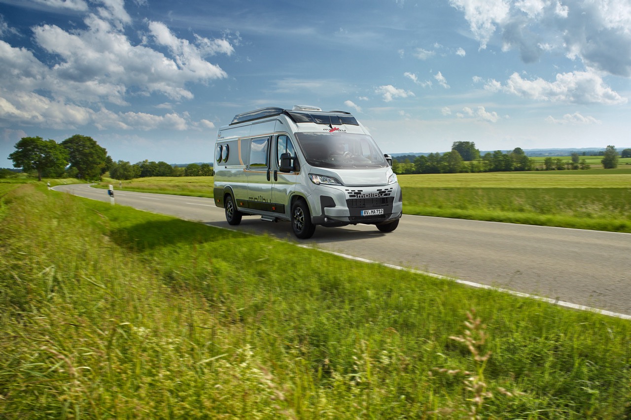 Fahrtaufnahmen eines Malibu Campervans diversity auf einer Landstraße.
