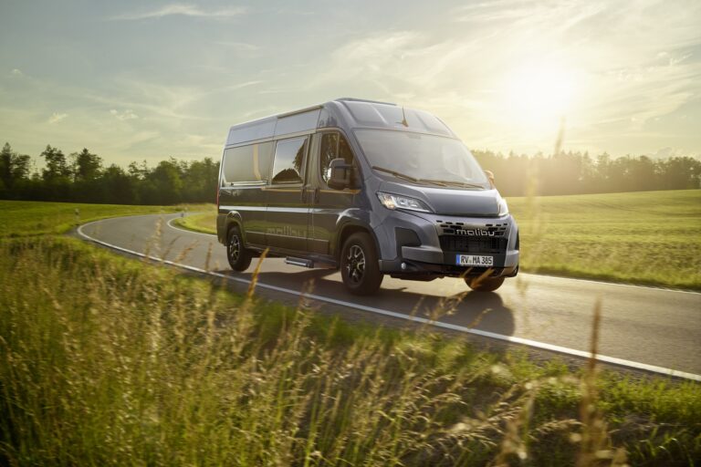 Fahrtaufnahme eines Malibu Campervans comfort auf einer Landstraße bei strahlendem Sonnenschein.