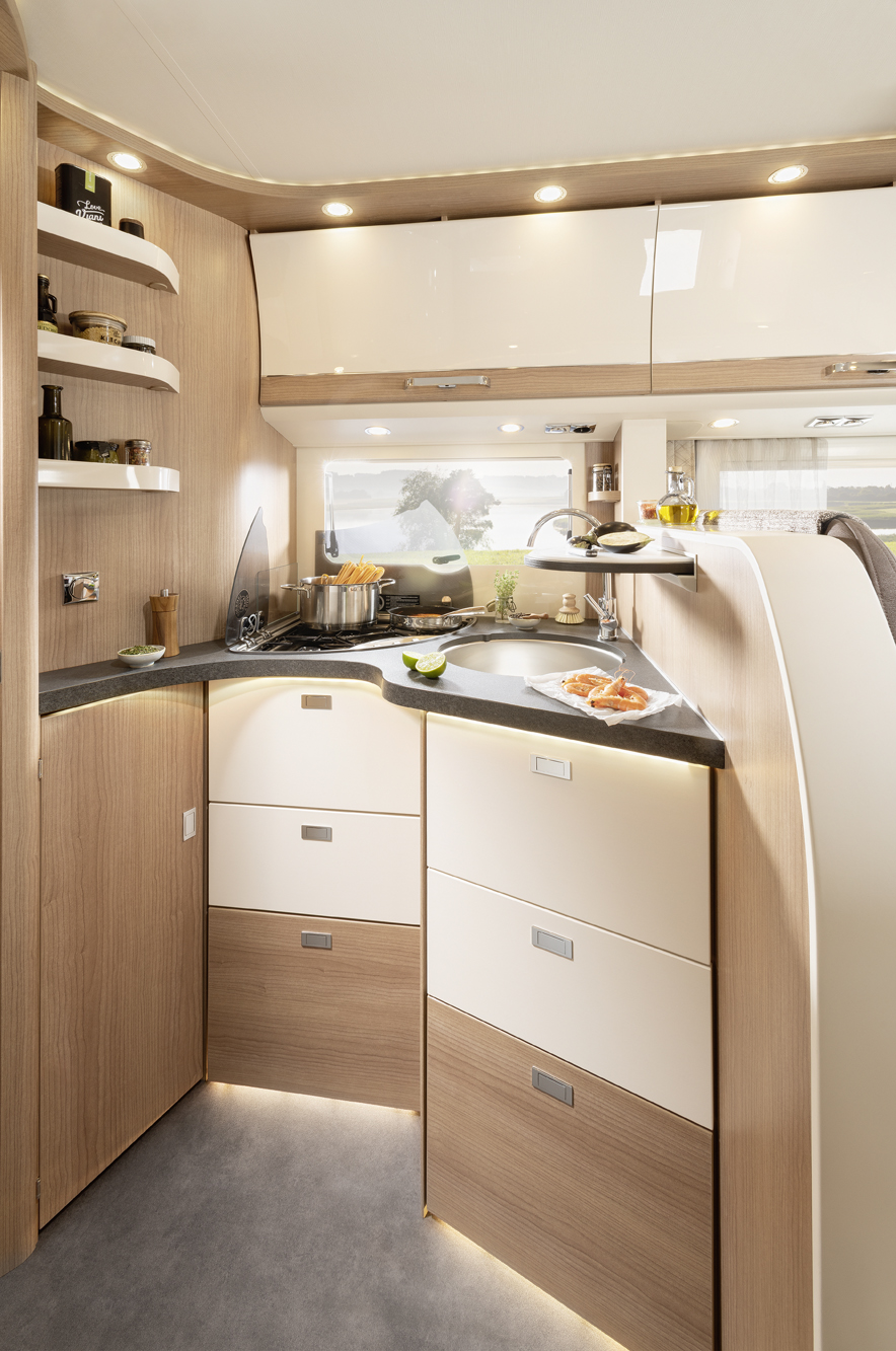 Innenansicht einer gemütlich, eleganten Küche mit warmer Holzoptik und moderner Oberfläche.