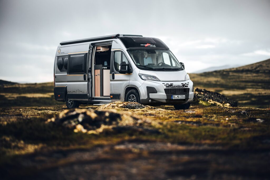 Außenansicht eines Malibu Campervans comfort auf felsigem kahlem Untergrund.