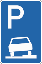 Verkehrsschild Parken auf dem Bürgersteig.