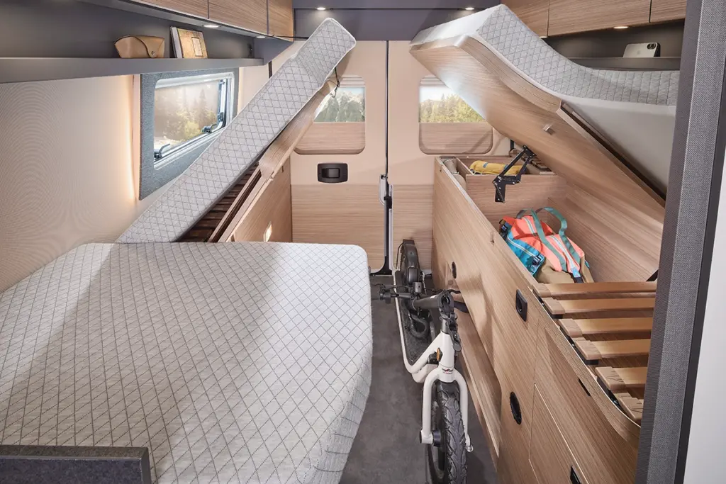 Großer Stauraum unter dem Bett im Malibu Relax Camper Van mit Fahrrad und Gepäck – clevere Raumnutzung für komfortbewusstes Reisen mit unschlagbarem Preis-Premium-Verhältnis.
