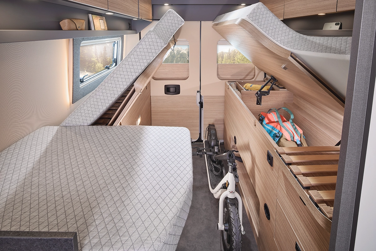 Großer Stauraum unter dem Bett im Malibu Relax Camper Van mit Fahrrad und Gepäck – clevere Raumnutzung für komfortbewusstes Reisen mit unschlagbarem Preis-Premium-Verhältnis.