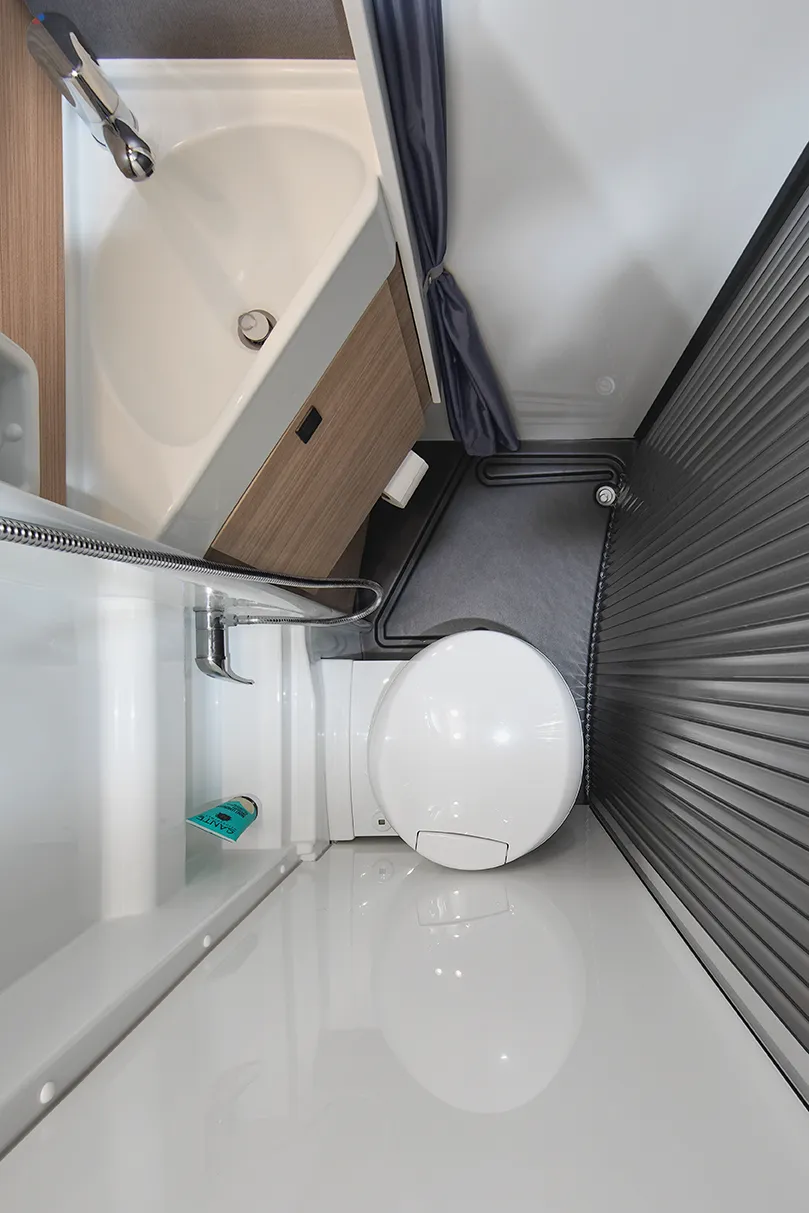 Kompaktes Bad mit Toilette und Waschbecken im Malibu Camper Van – cleveres Raumkonzept für unterwegs