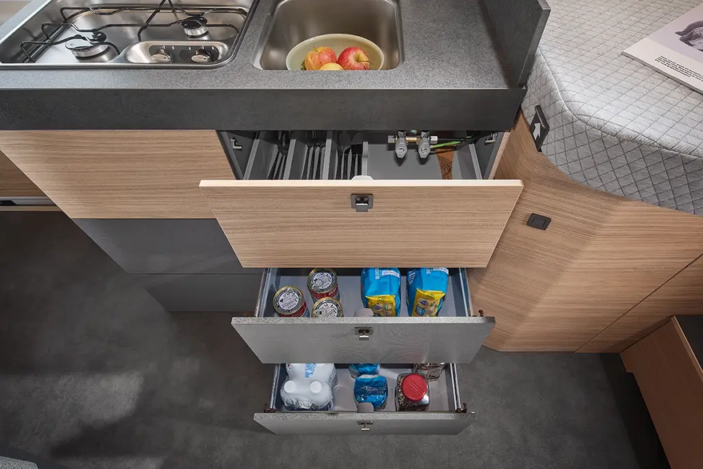 Les tiroirs de cuisine du Malibu Relax Camper Van : un concept de rangement bien pensé, avec évier, table de cuisson à gaz et provisions