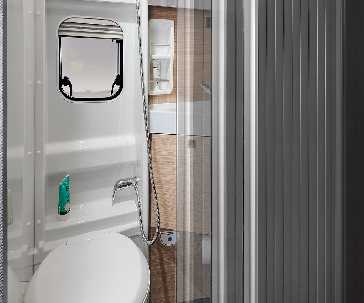 Kompaktes Bad im Malibu Relax Camper Van – cleveres Raumkonzept mit Klappwaschbecken und Duschfunktion