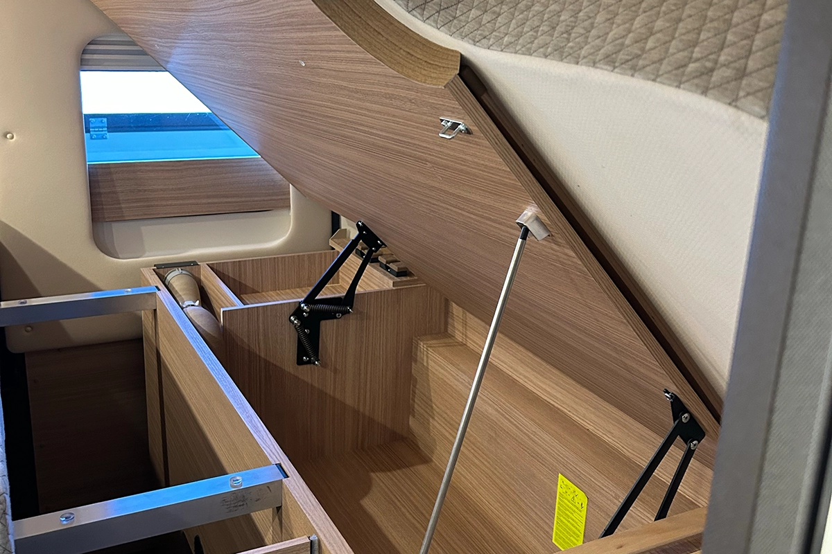 Geöffneter Stauraum unter dem Bett im Malibu Relax Camper Van mit durchdachter Raumaufteilung – ideal für komfortbewusstes Reisen mit starkem Preis-Premium-Verhältnis.