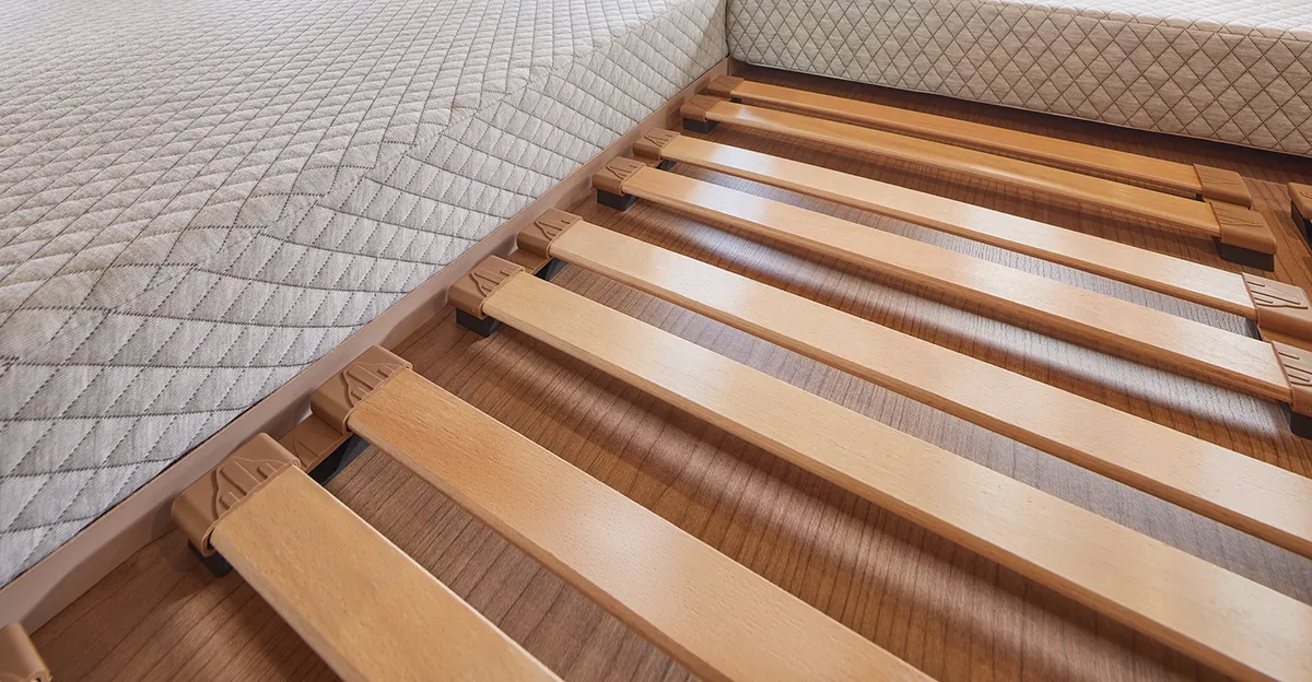 Lattenrost unter der Matratze im Schlafbereich des Malibu Relax Camper Vans