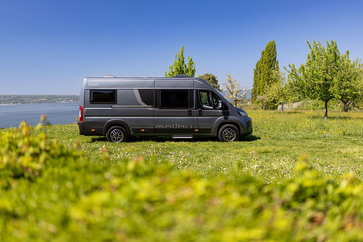 Malibu Relax Camper Van auf Wiese mit Seeblick – kompakter Kastenwagen für Reisen mit Stil und Naturgenuss