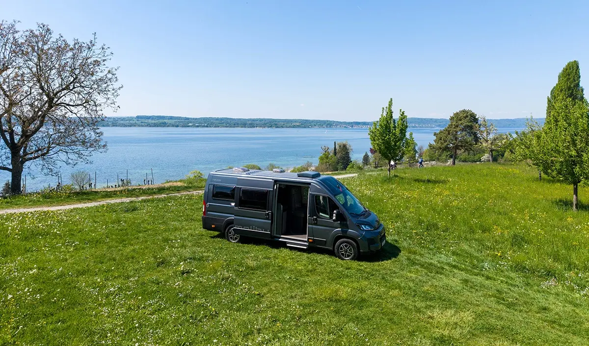 Malibu Relax Camper Van im Wald – kompakter Kastenwagen für naturverbundene Reisen mit Komfort