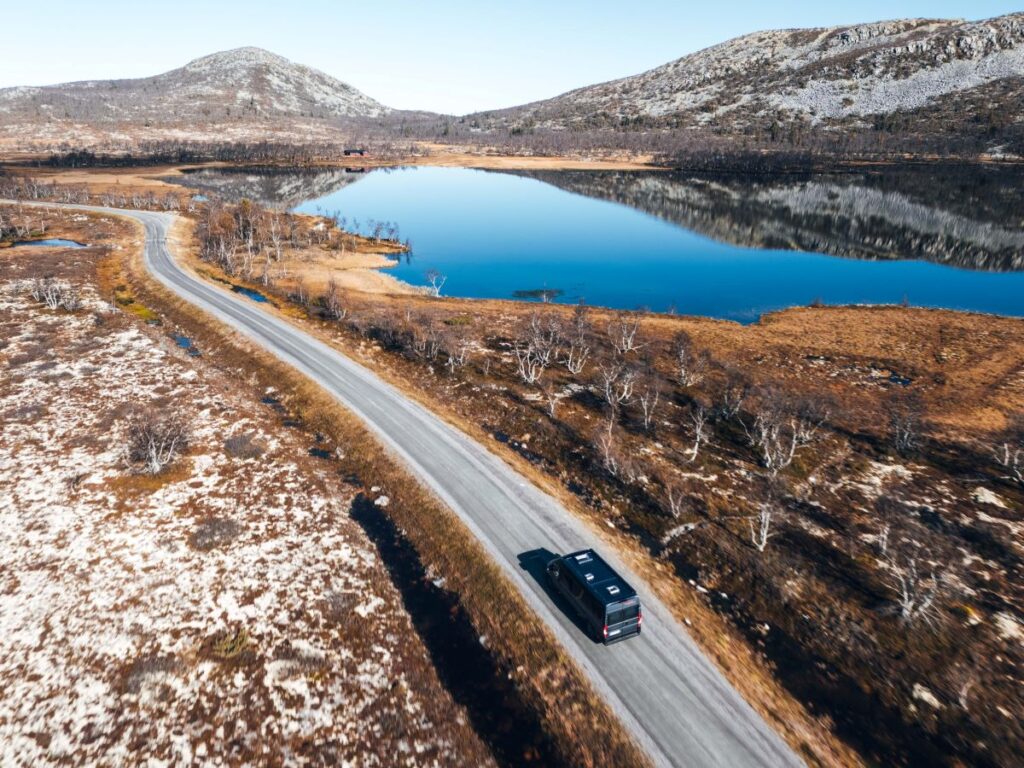 Ansicht eines Malibu Van auf einer Straße in Norwegen