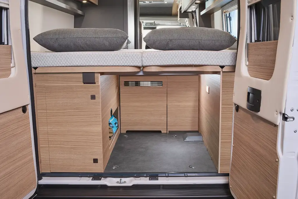 Compartiment arrière spacieux dans la Malibu relax, accessible par les portes arrière