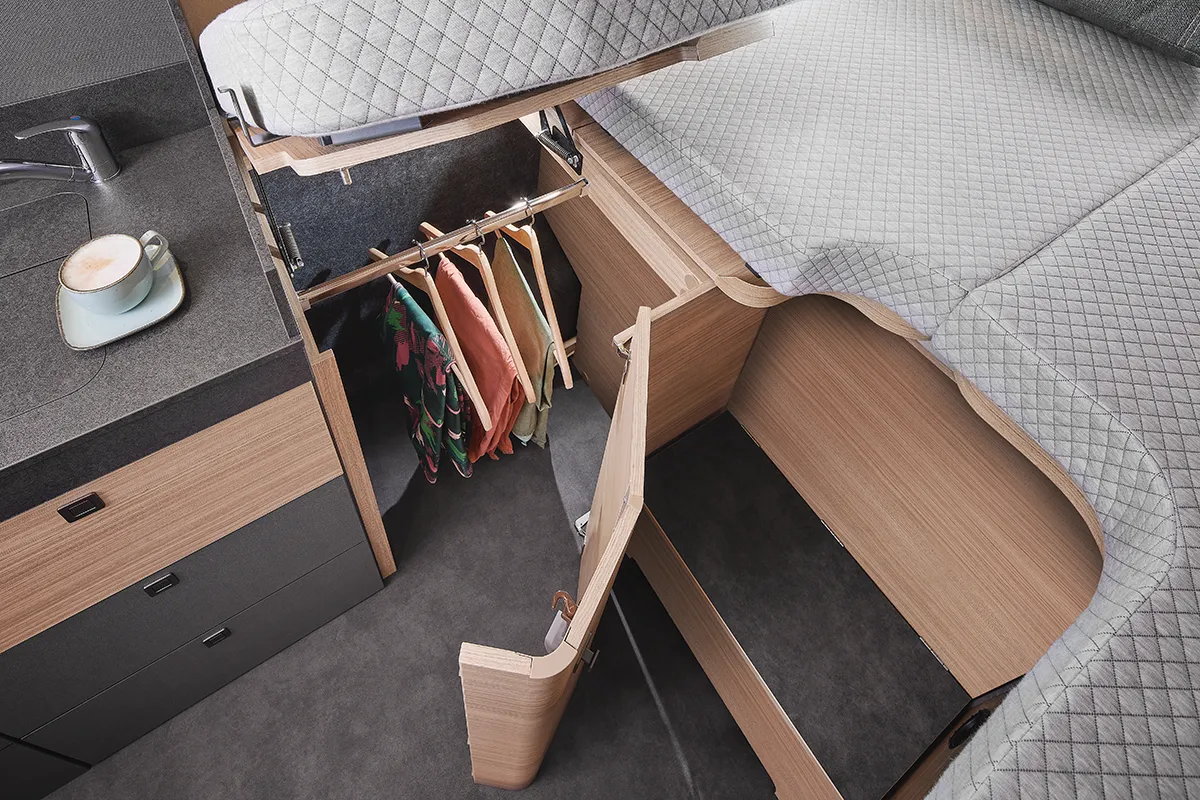 Kleiderstange und Stauraum unter dem Bett im Malibu Relax clever in Stauräumen versteckt