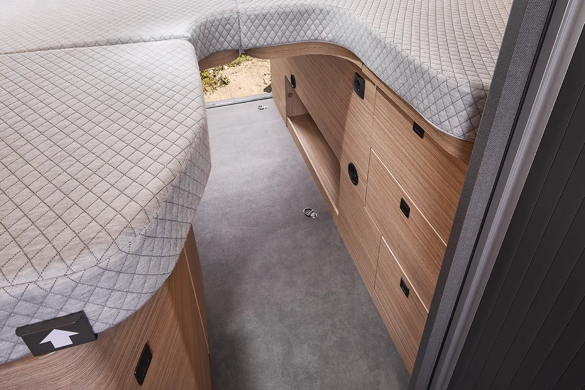 Seitlicher Heckstauraum mit Schubladen im Malibu Relax Camper Van