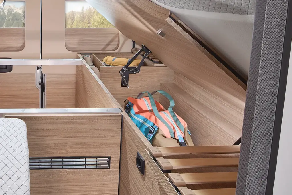 Un espace de rangement spacieux sous le lit et une surface de rangement pour le linge avec sommier à lattes dans le Malibu relax
