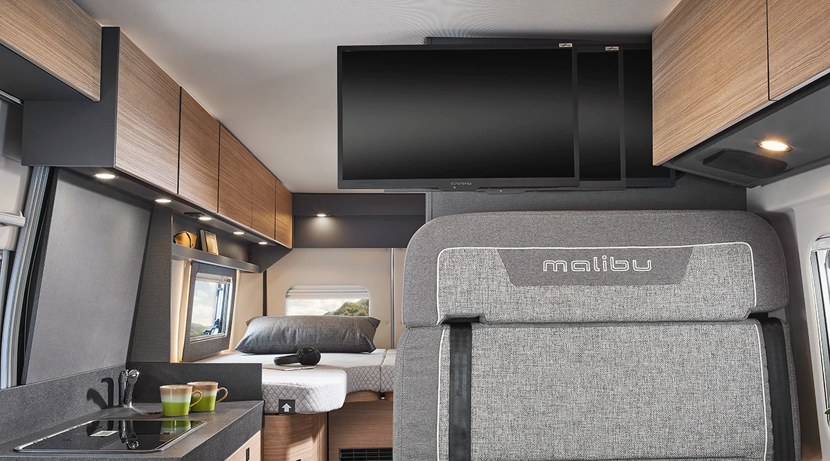 Multifunktionaler Innenraum im Malibu Relax Camper Van mit Klappbett, Küchenzeile, TV-Flachbildschirm und cleverem Stauraumkonzept