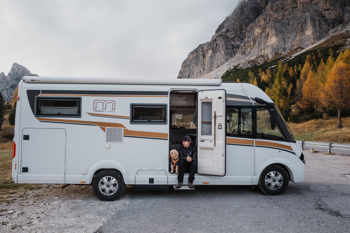 Ansicht eines Malibu Reisemobils mit geöffneter Türe