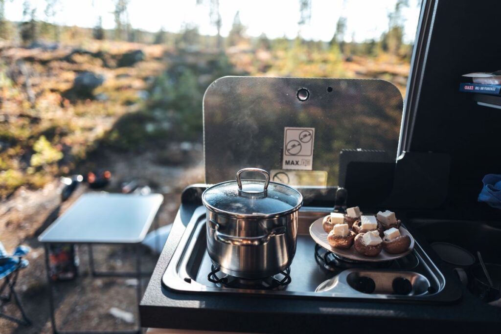 Ansicht der Küche des Malibu Van in Norwegen.