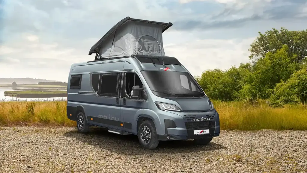 Malibu Relax Camper Van mit geöffnetem Hubdach auf Naturstellplatz – kompakter Camper mit starkem Preis-Premium-Verhältnis für flexible Reisen