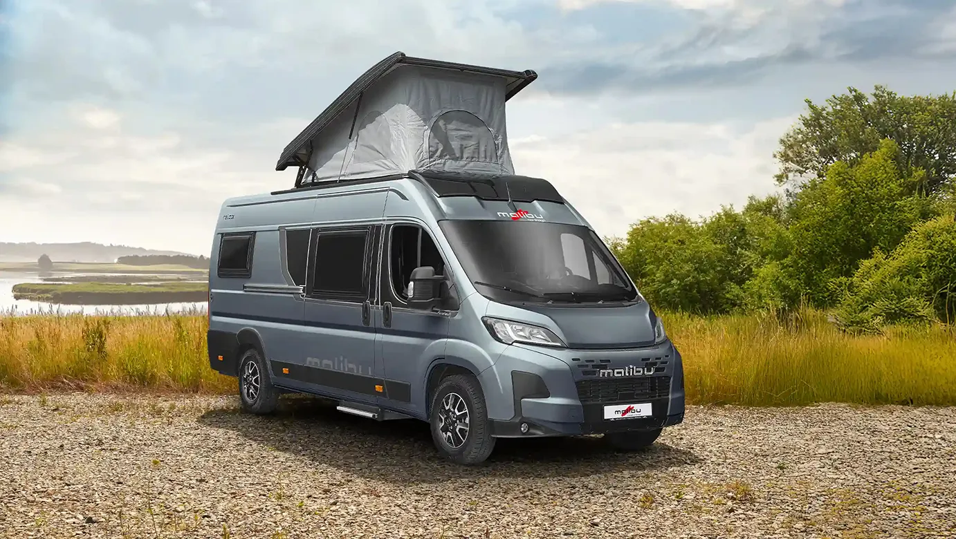 Malibu Relax Camper Van mit geöffnetem Hubdach auf Naturstellplatz – kompakter Camper mit starkem Preis-Premium-Verhältnis für flexible Reisen
