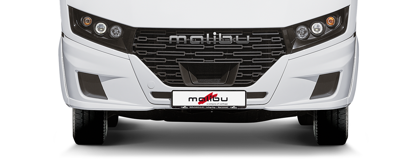 Frontansicht eines weißen Malibu mit schwarzem Kühlergrill, eleganten Scheinwerfern und einem Nummernschild mit dem Malibu-Logo und -Branding.