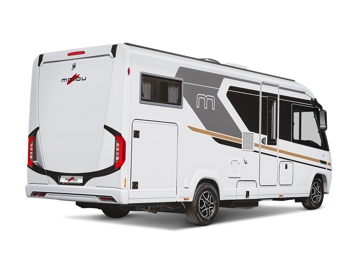 Ein modernes, weißes Wohnmobil mit schwarz-goldenen Akzenten, großen Seitenfenstern und Außenstaufächern, aus der Heckansicht betrachtet.