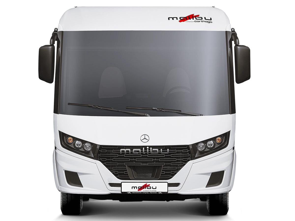 Ein weißes Malibu-Reisemobil wird von vorne gezeigt, mit einer großen Windschutzscheibe, Seitenspiegeln und einem Mercedes-Benz Emblem auf dem Kühlergrill. Über dem Kühlergrill und auf dem Nummernschild ist das Wort Malibu zu lesen.
