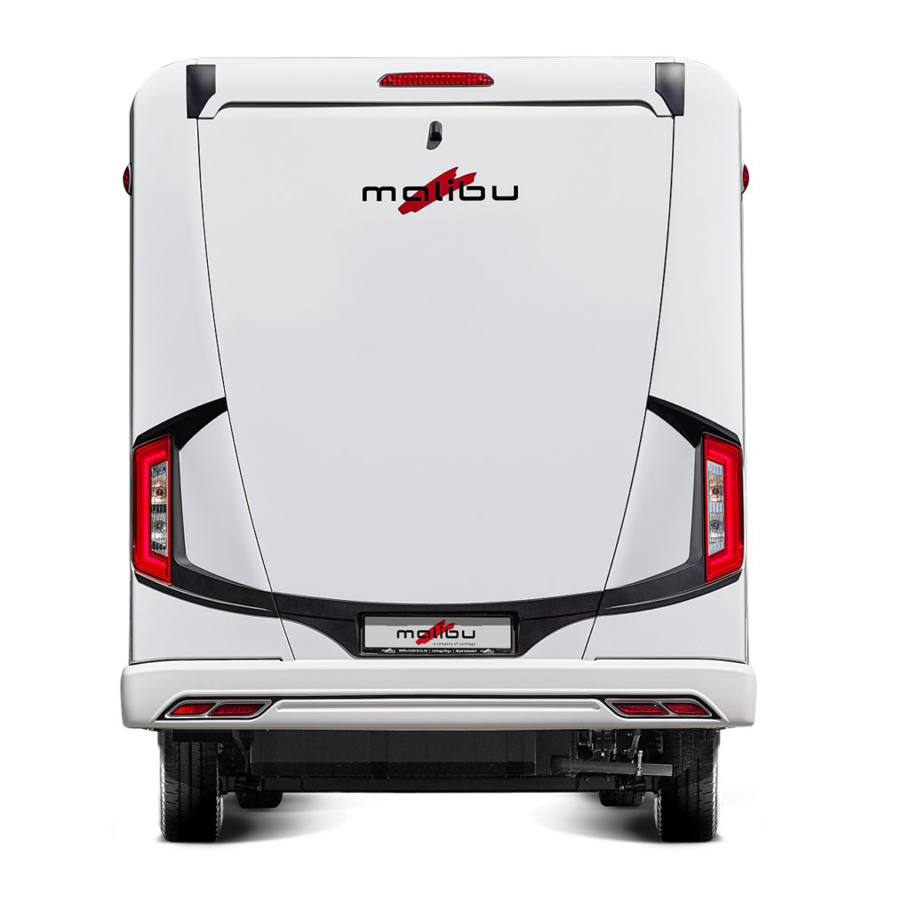 Rückansicht eines weißen Malibu-Wohnmobils mit markanten Rückleuchten, einem zentrierten Malibu-Logo im oberen Bereich und einem Nummernschild im unteren Bereich. Das Fahrzeug wirkt sauber und modern und weist nur wenige sichtbare Details auf.