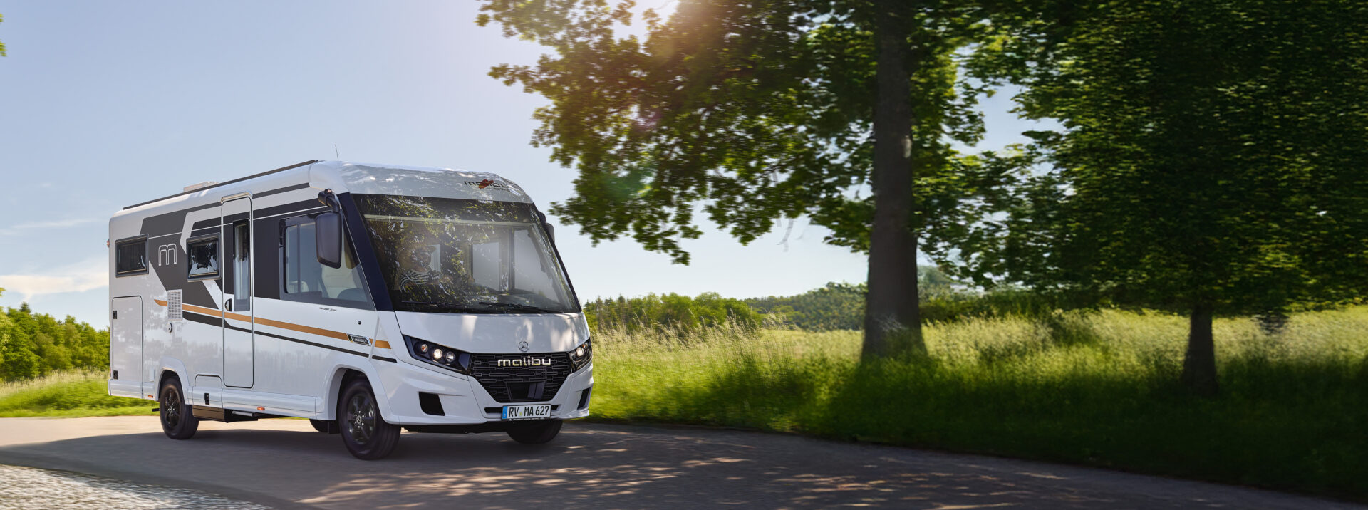 2026 Erweitert MalibuReisemobil RM2 I430KB LE K Lightweight 3.5t Mercedes Fahraufnahme 2026 Erweitert MalibuReisemobil RM2 I430KB LE K Lightweight 3.5t Mercedes Fahraufnahme