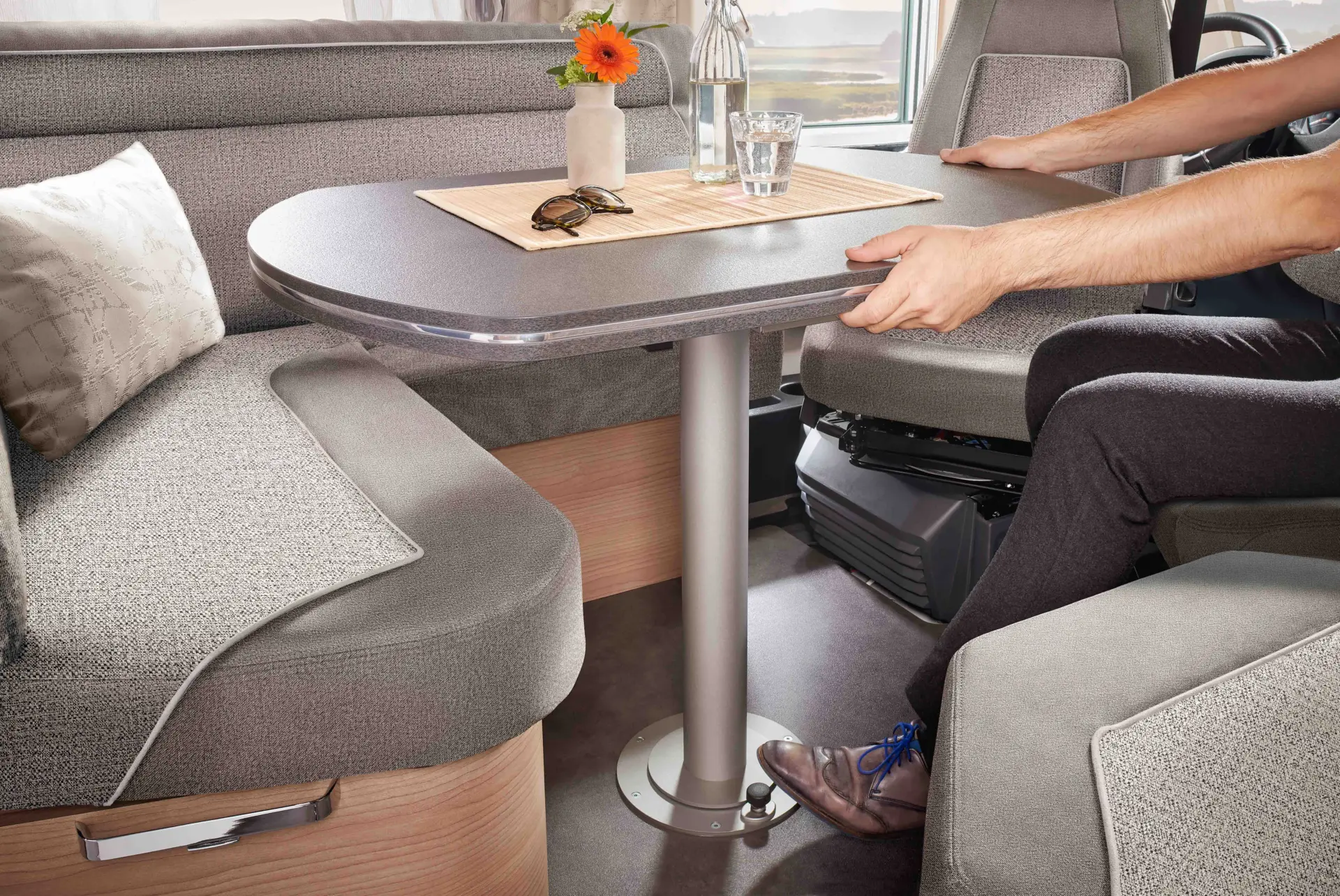 Detailaufnahme des Wohnraumtisches im Malibu Reisemobil