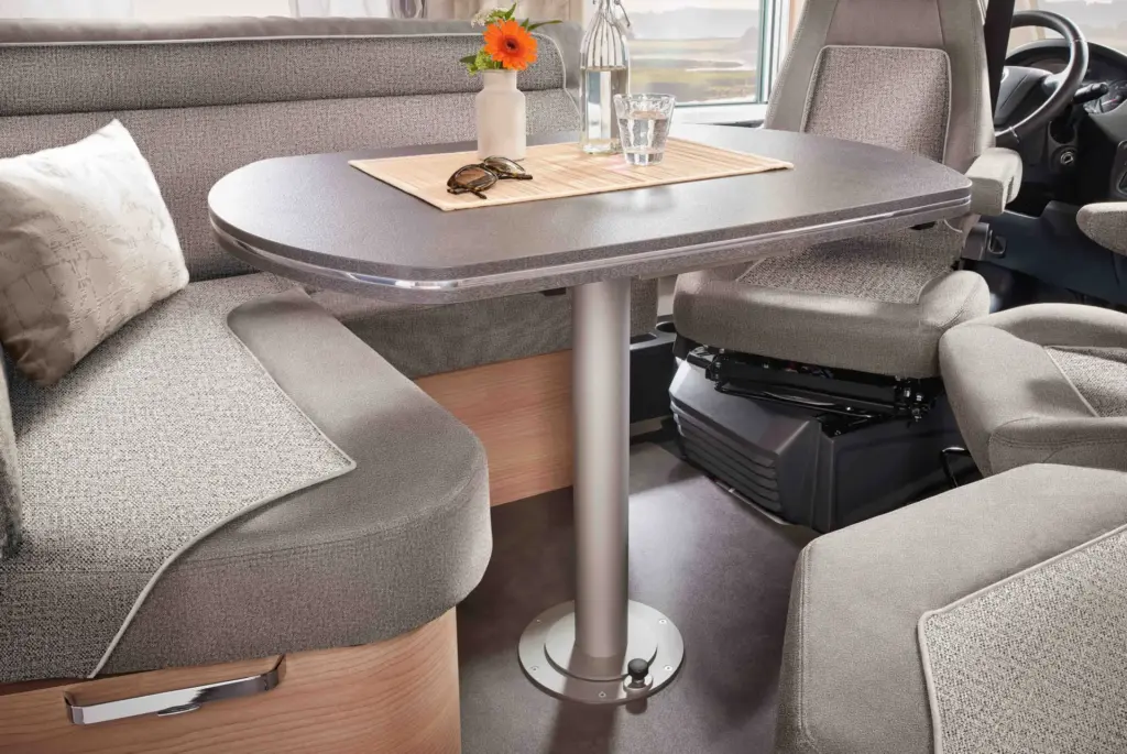 Ansicht des Wohnraumtisches im Malibu Reisemobil