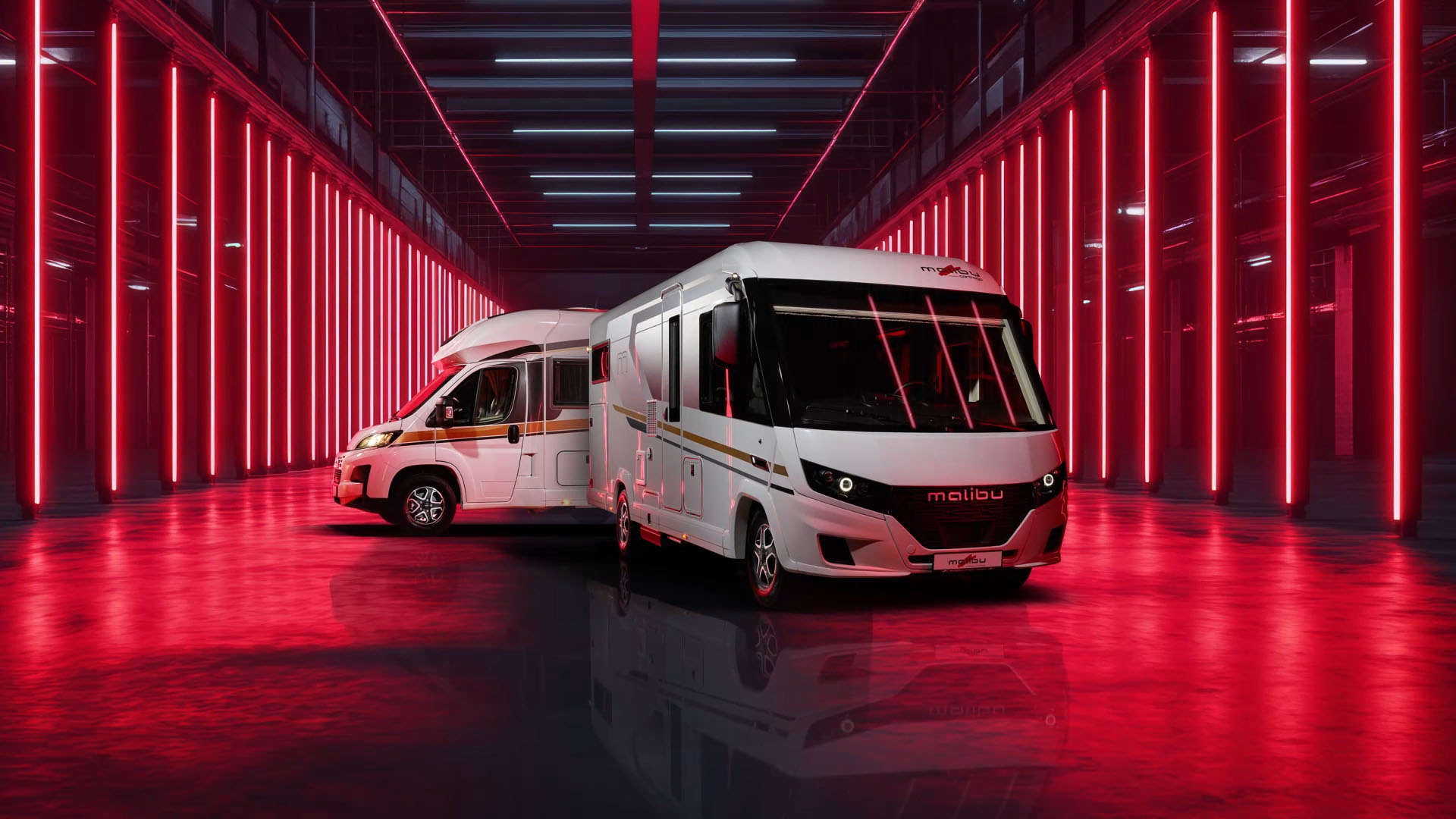 Zwei moderne Wohnmobile sind im Innenraum geparkt, umgeben von symmetrischen Reihen leuchtend roter Neonröhren, die auf dem glänzenden Boden reflektieren und eine futuristische Atmosphäre schaffen.