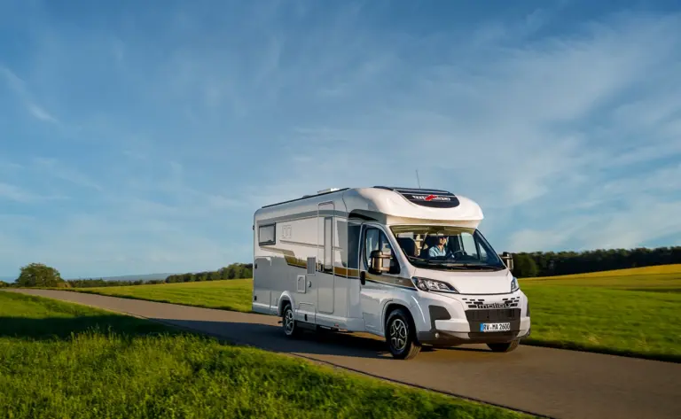 Malibu T 490 Fahraufnahme in Landschaft