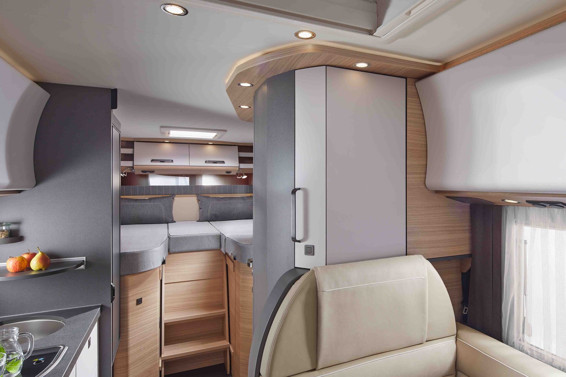 2026_MalibuReisemobil_RM2_I430 KB-LE-K_lightweight-3.5t_TV-Design-Schrank_geschlossen