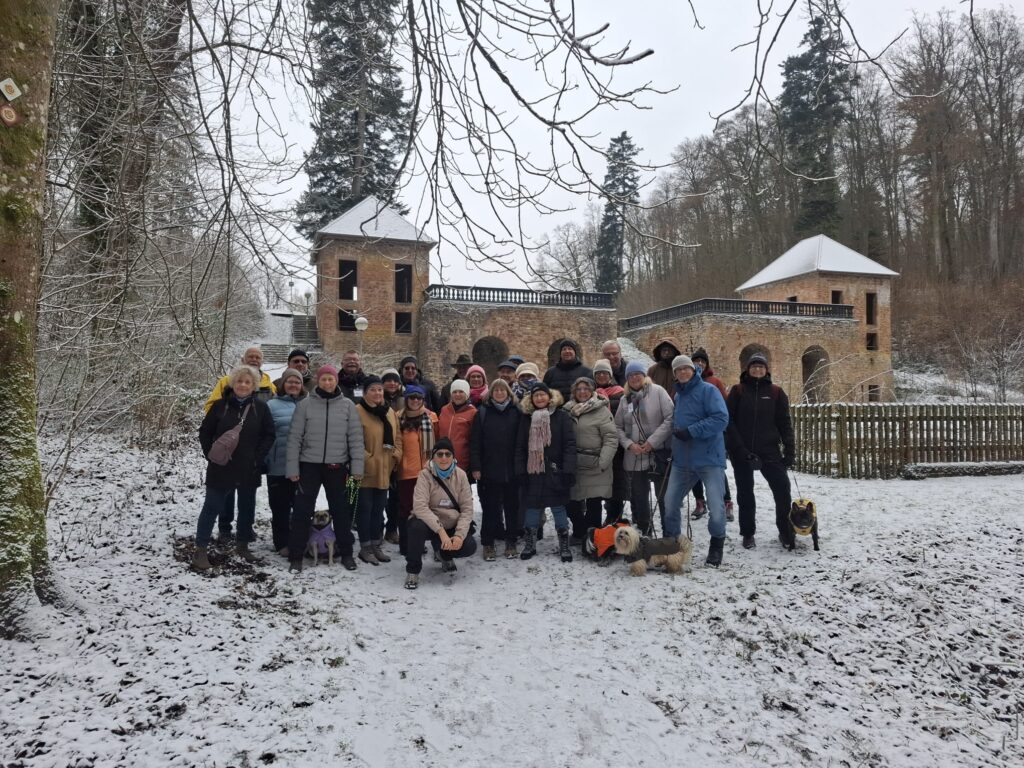 Gruppenbild im Schnee vor einem älteren Gebäude