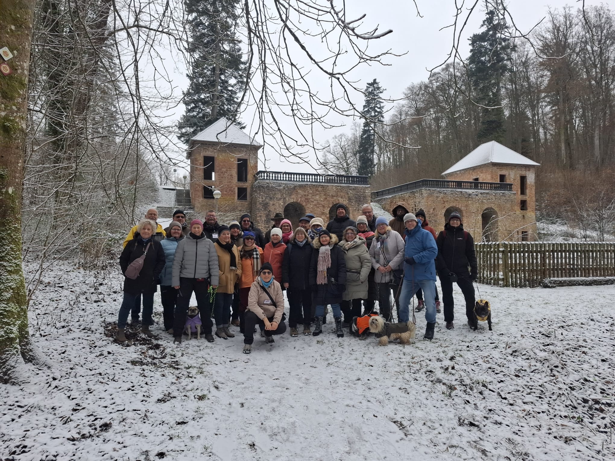 Gruppenbild im Schnee vor einem älteren Gebäude