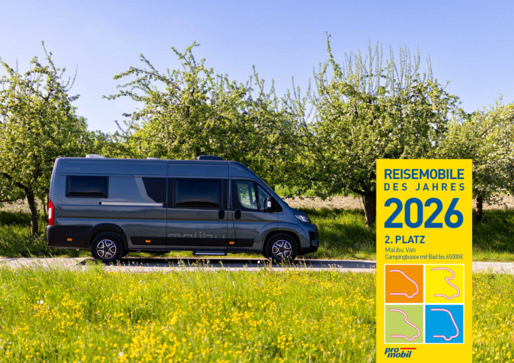 Malibu relax fährt in einer Frühlingslandschaft