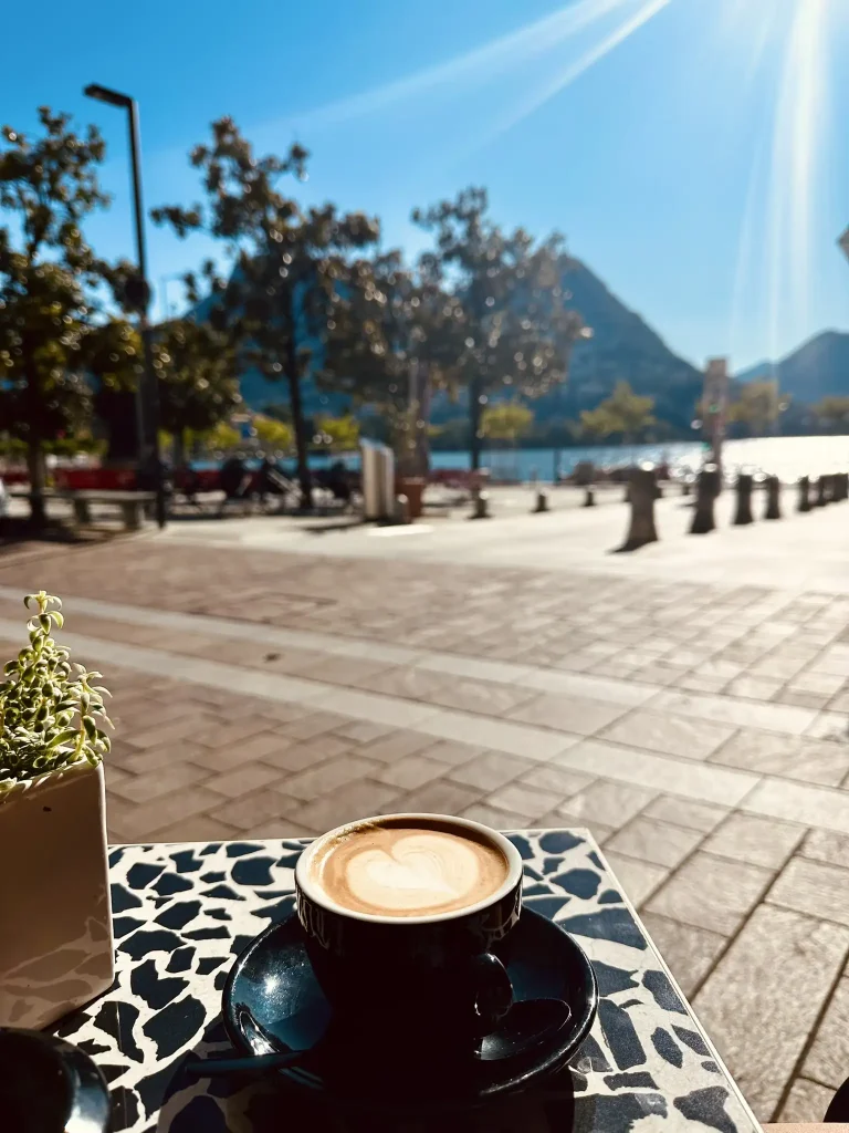 Eine Tasse Kaffee mit Aussicht auf die Stadt