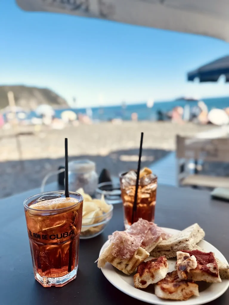 Zwi Cocktails mit einem Teller Focacia