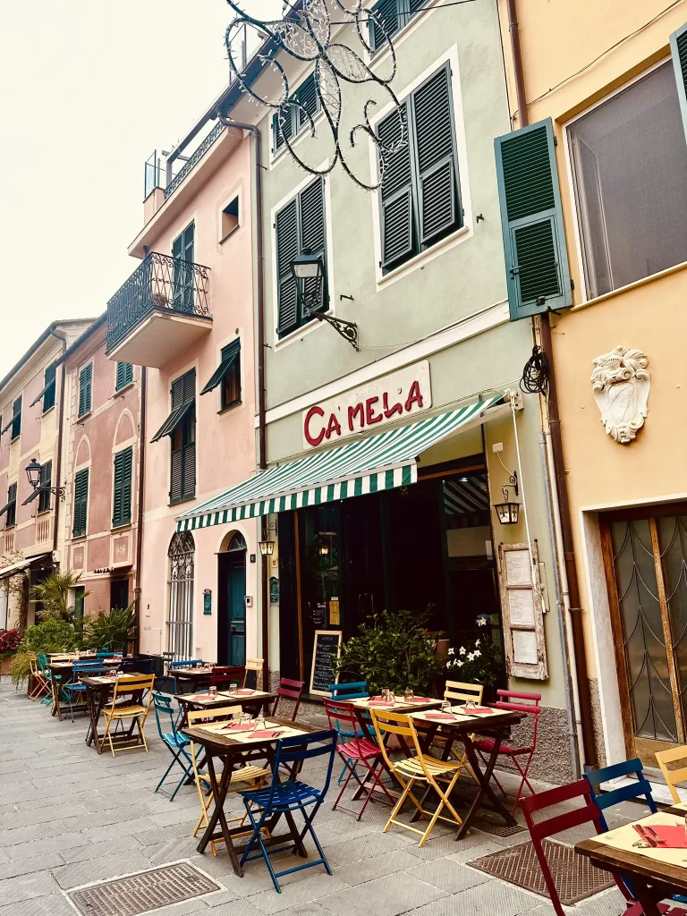 Kleines Café mit bunten Stühlen